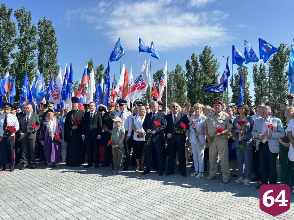 В парке Победы Саратова под гимн подняли флаг России