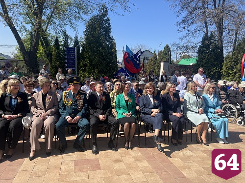 Герой России Александр Янклович поздравил с Днем Победы ветерана, проживающую в Энгельсском доме-интернате
